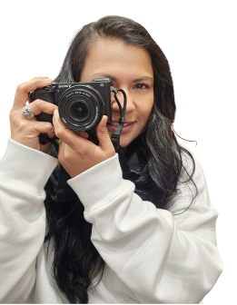 Lis, creadora de contenido y tecnóloga en marketing digital, sonriendo frente a la cámara